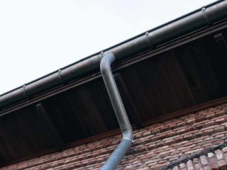 Zinken dakgoot aangewerkt