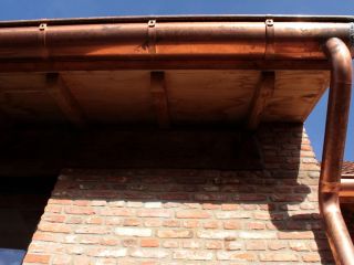 Koperen dakgoot met afvoer